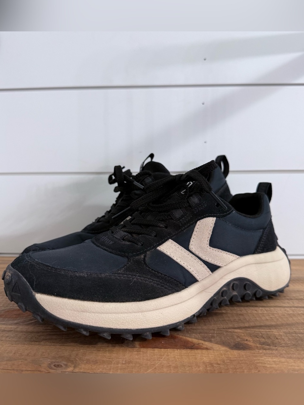 KEEN Black and Cream Trail-Sneakers